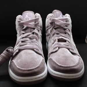 Women's Jordan 1 Mid SE Purple Smoke/White Size 9